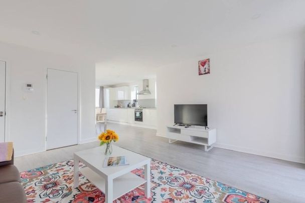 Room in a Shared House, Watford Road, E16 - Photo 1