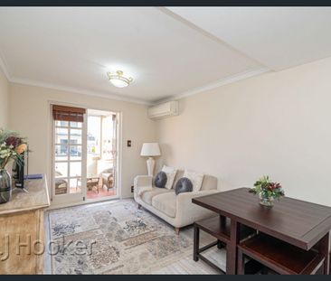 Top Floor Apartment - Photo 4