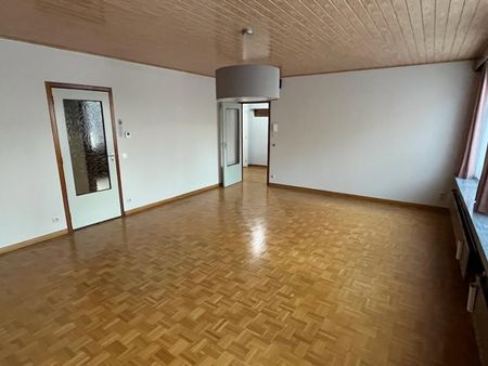 Ruim appartement in het centrum met 2 slaapkamers en lift. - Photo 2