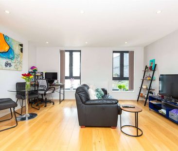A one bedroom apartment set within a modern development in a convenient Islington location. - Photo 4