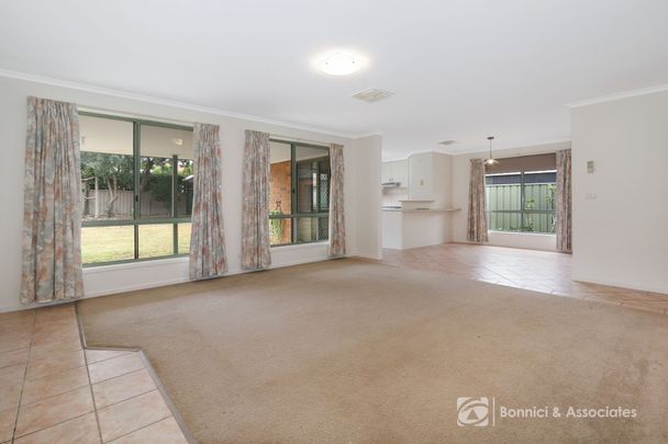 SPACIOUS THREE BEDROOM HOME IN POPULAR NORRIS PARK! - Photo 1