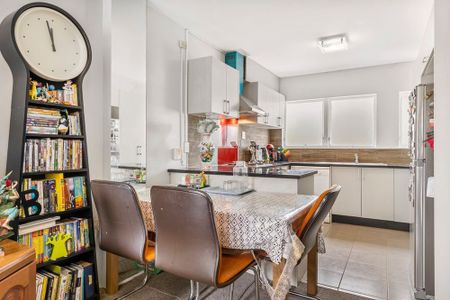 Great school zones, a solid and cozy home - Photo 2