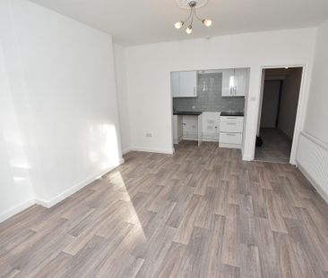 2 bedroom ground floor flat to rent - Photo 3