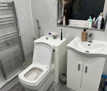 Room in a Shared House, Gill St, M9 - Photo 1