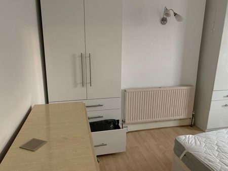 Room in a Shared House, Grosvenor Road, IG1 - Photo 3