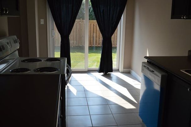 Northeast Barrie: 3 Bed, 1.5 Bath Townhouse, Sydenham Wells - Photo 1