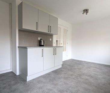 North Baddesley Cedar Crescent Unfurnished - Photo 3