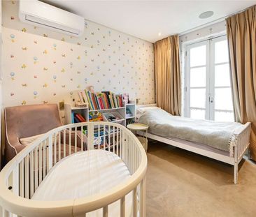 Immaculate lateral apartment with direct lift access and AC situate... - Photo 6