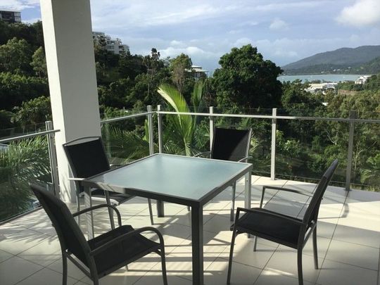 Stunning Top Floor 2 Bedroom Fully Furnished Apartment - Photo 1