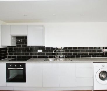 A fantastic opportunity to rent a room within a 3 bedroom flat loca... - Photo 1