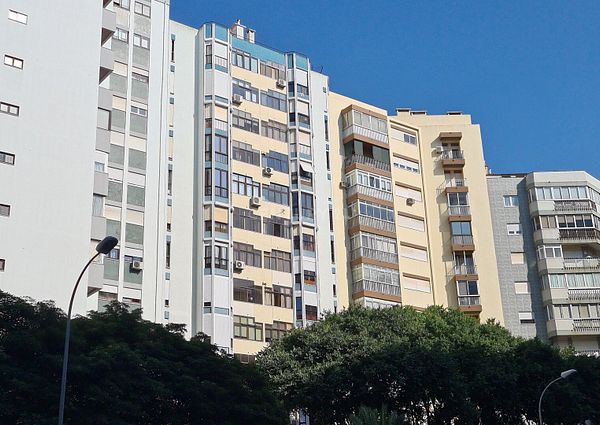 Apartamento T3 renovado na Av. Bombeiros Voluntários, em Algés. Para Arrendar!