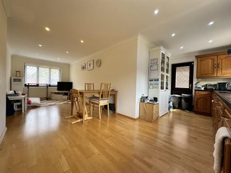 4 bedroom detached house to rent - Photo 3