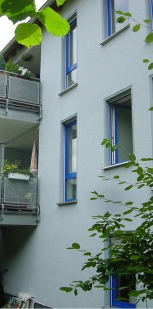 *** Renovierte 2- Zimmer-Wohnung im 1. OG *** viel Tageslicht, Sonnenbalkon und Garage *** - Photo 1