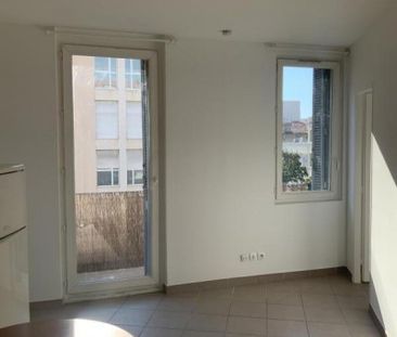 Appartement 2 pièces 27m2 MARSEILLE 6EME 585 euros - Photo 2