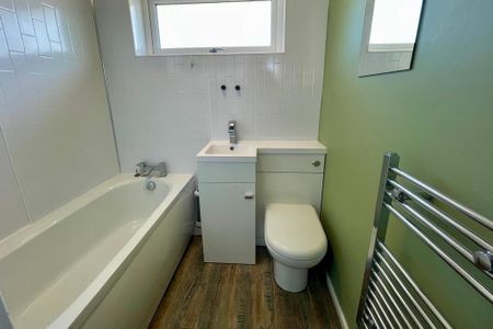 2 bedroom end of terrace house to rent - Photo 4