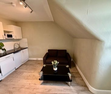 Bedsit, Glazbury, W14 - Photo 3