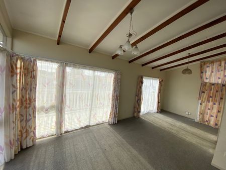 Exceptional 3-Bedroom Family Home in Bucklands Beach – $800/week - Photo 2