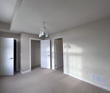 For Lease - 438 Kwapis Boulevard, Newmarket, Ontario - Photo 2