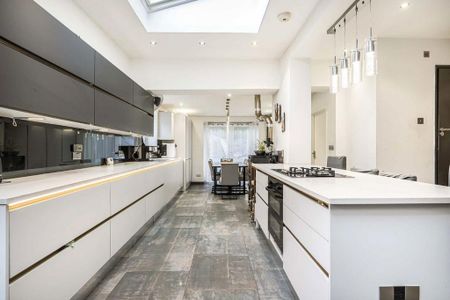 5 bedroom semi-detached house to rent - Photo 5