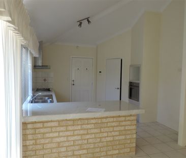 🏡✨ Beautiful 3x2 Family Home in Quiet Leeming Cul‑de‑Sac! - Photo 4