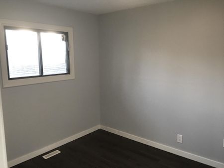 SPECIAL OFFER BEFORE JAN 15! TWO BDRMS MAINFLOOR FOR RENT IN RADISSON HEIGHTS! - Photo 3