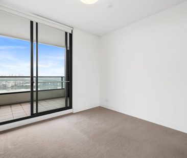 Luxury 2 bedroom apartment with sensational 180 degree view! - Photo 3