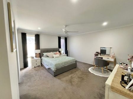 Spacious Family Home with Multiple Living Areas! - Photo 5