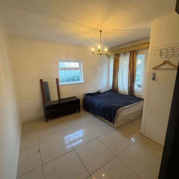 Room in a Shared House, Abercorn Road Annexe, NW7 - Photo 1