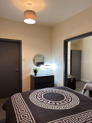 3 bedroom flat to rent - Photo 4