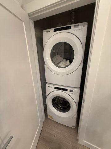 Modern Penthouse in Surrey - Photo 5