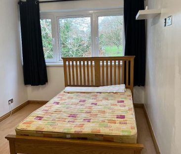 1 bedroom in a flat share to rent - Photo 3