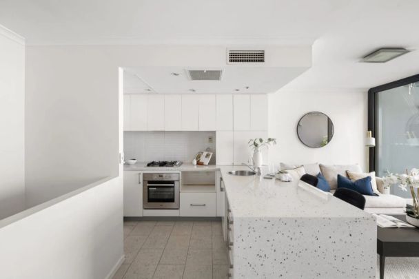 Inner-City Sub-Penthouse with Sweeping District Views - Photo 1