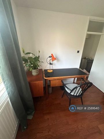 1 bedroom in a flat share to rent - Photo 2