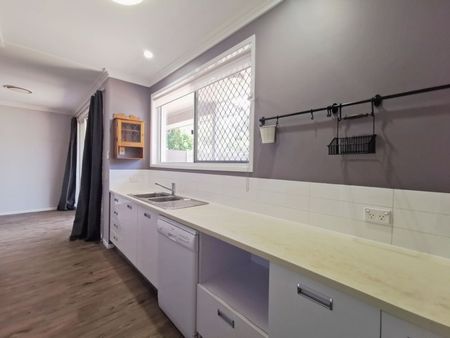 Beautifully Renovated 3 Bedroom Townhouse - Perfect for Families or Professionals - Photo 5