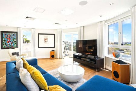 SHORT LET. Luxury two bedroom, two bathroom penthouse flat with breath-taking views of London in the heart of Clapham - Photo 5