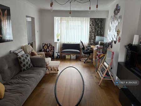 3 bedroom semi-detached house to rent - Photo 4