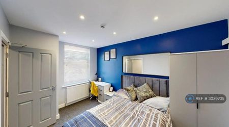 1 bedroom in a house share to rent - Photo 2