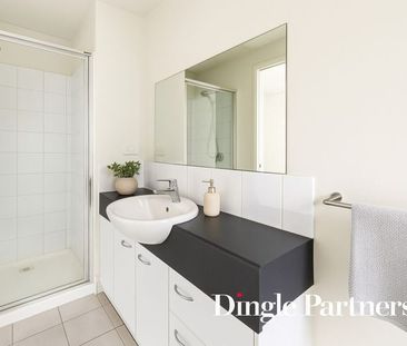 Newly Updated – Bright, Fresh & Stylish Carlton Studio! - Photo 4