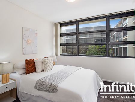 CHIC ONE-BEDROOM APARTMENT IN ALEXANDRIA - Photo 2
