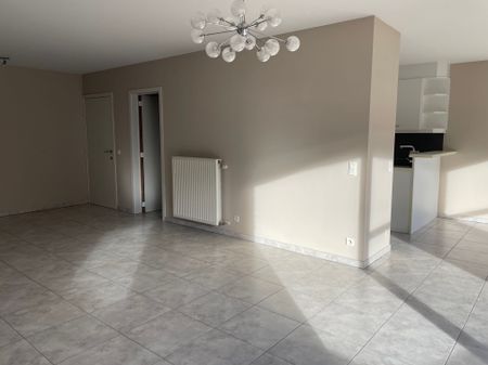 ruim instapklaar twee slaapkamer appartement met groot zongericht terras & gelijkvloerse garage - Photo 3