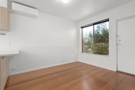 Bright and Charming 1-Bedroom Ground Floor Apartment! - Photo 4