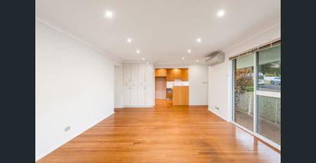 IMMACULATE SINGLE LEVEL VILLA - Photo 3