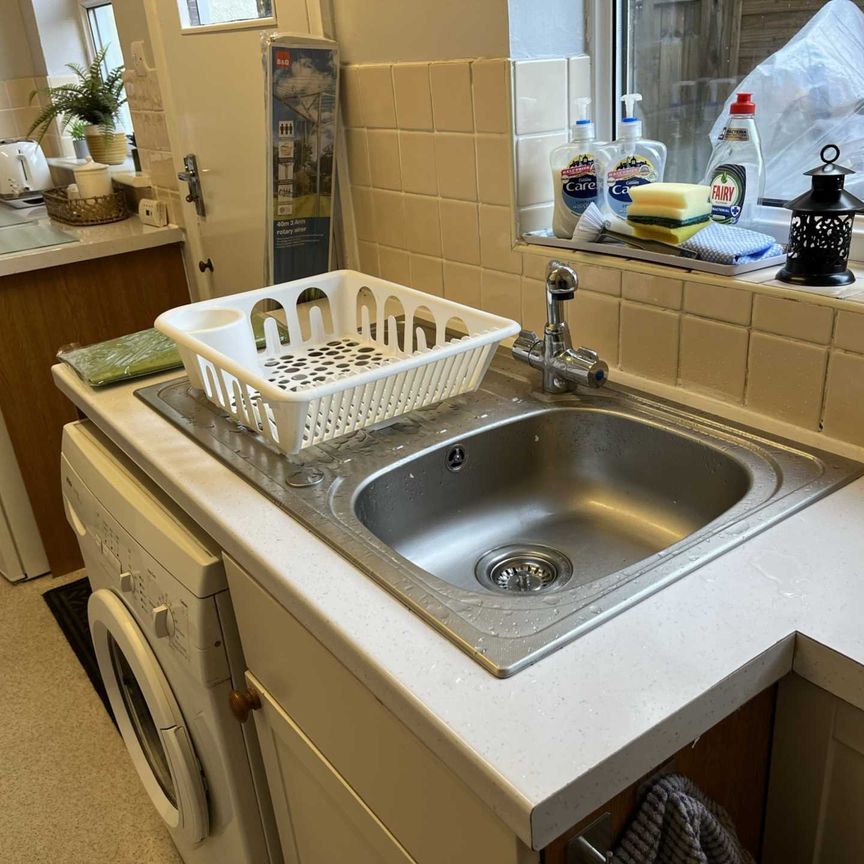 Room 5, 25 Springfield Road, Guildford, Surrey GU1 4DW - Photo 1