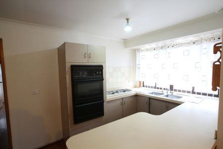 LOCATION !!! LOCATION !!! 3 BEDROOMS FRONT HOUSE IN QUIET STREET & INCLUDED BILL ( Electric , Water & Internet) - Photo 5