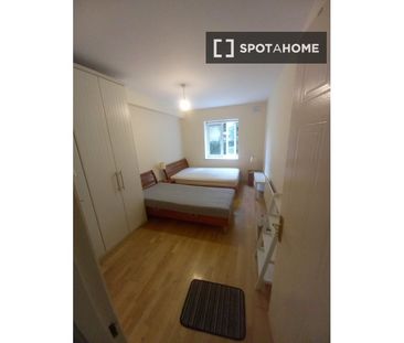 Bed for rent in 2-bedroom apartment in Waterville, Dublin - Photo 3