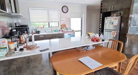 5 bedrooms Modern family home in Papatoetoe - Photo 4