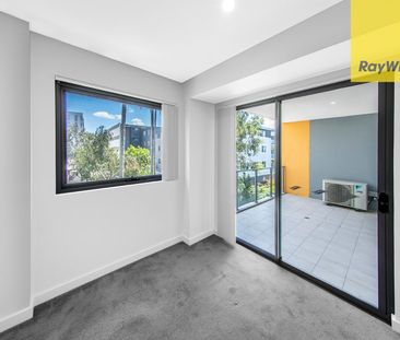 MODERN TWO BEDROOM APARTMENT IN PRIME LOCATION WITH GARDEN ASPECT - Photo 4