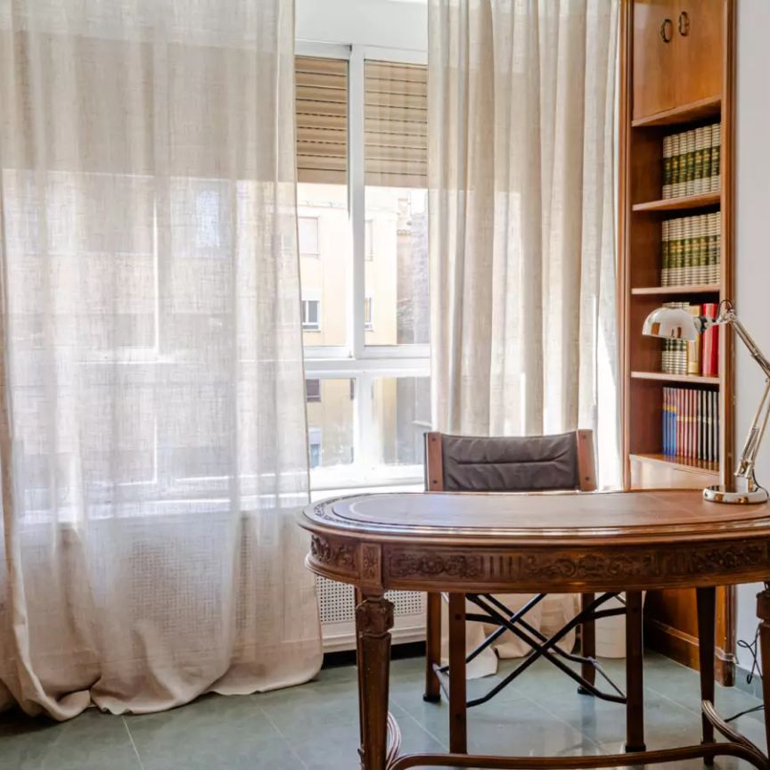 Modern room for rent in 5-bedroom apartment in Ciutat Vella - Foto 1