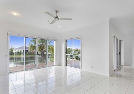 Spacious Waterfront Family Home in Helensvale! - Photo 5