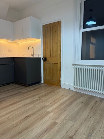 2 Bed Terraced House, Pevensey Rd, E7 - Photo 5